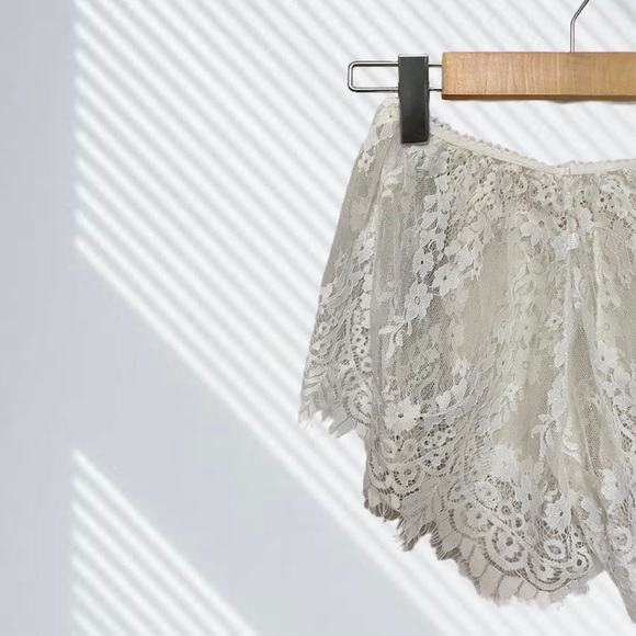4/$20 ⊹ WHITE LACE LINGERIE SHORTS - Picture 2 of 2